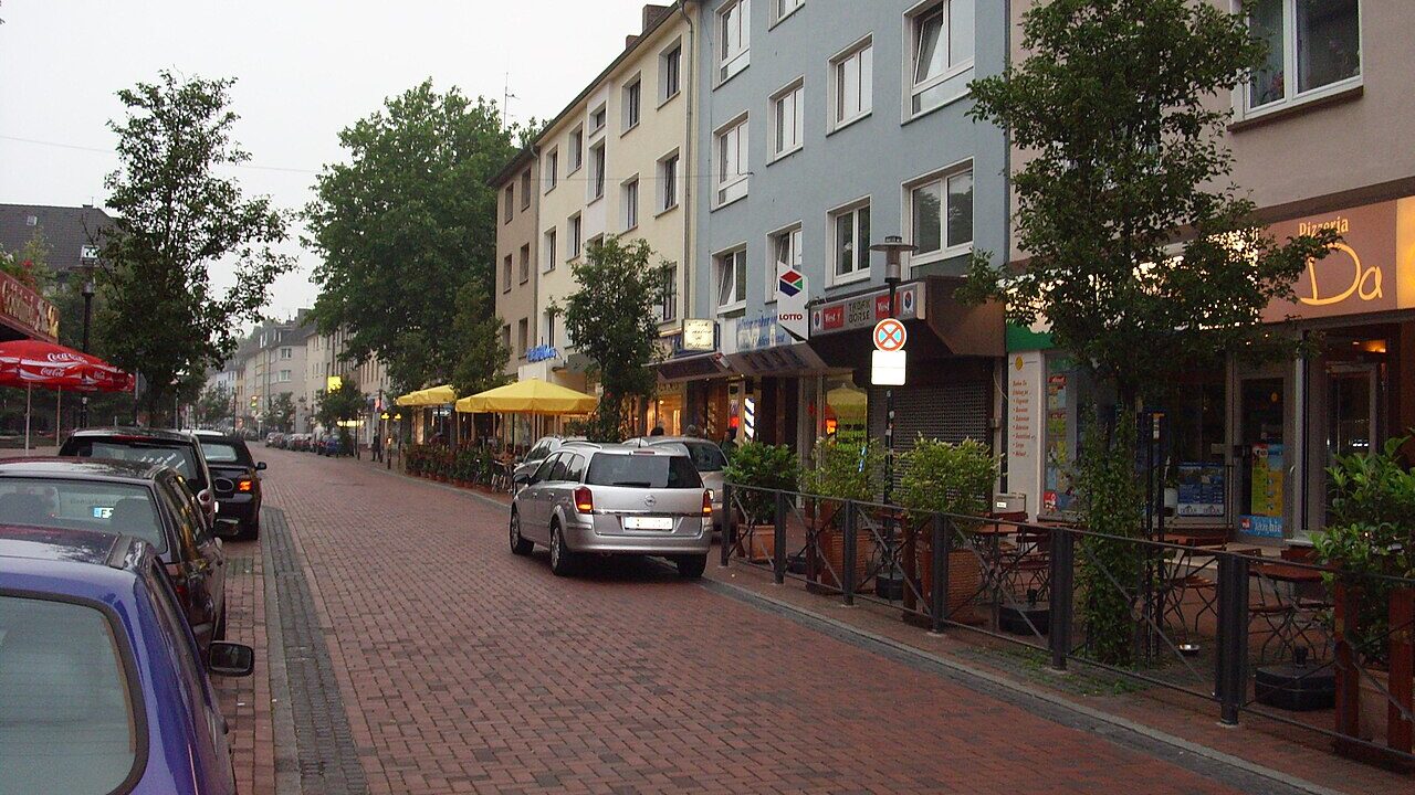 Blick in die Gemarkenstraße, die Geschäftsstraße von Essen-Holsterhausen