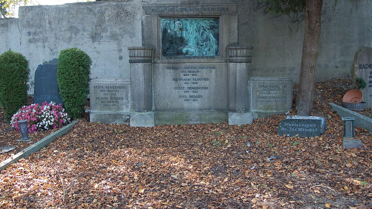 Denkmalgeschütztes Grabmal der Familie Reintjes in Essen-Holsterhausen
