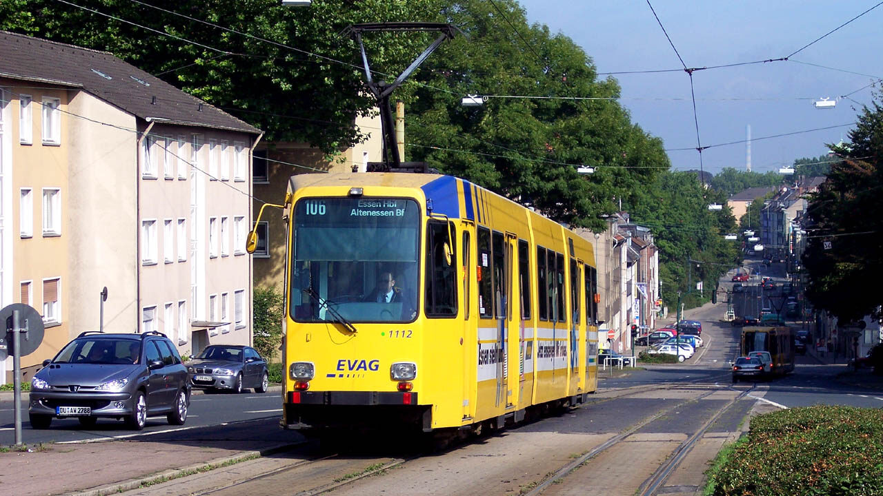 Straßenbahn an der Haltestelle Hobeisenbrücke in Essen