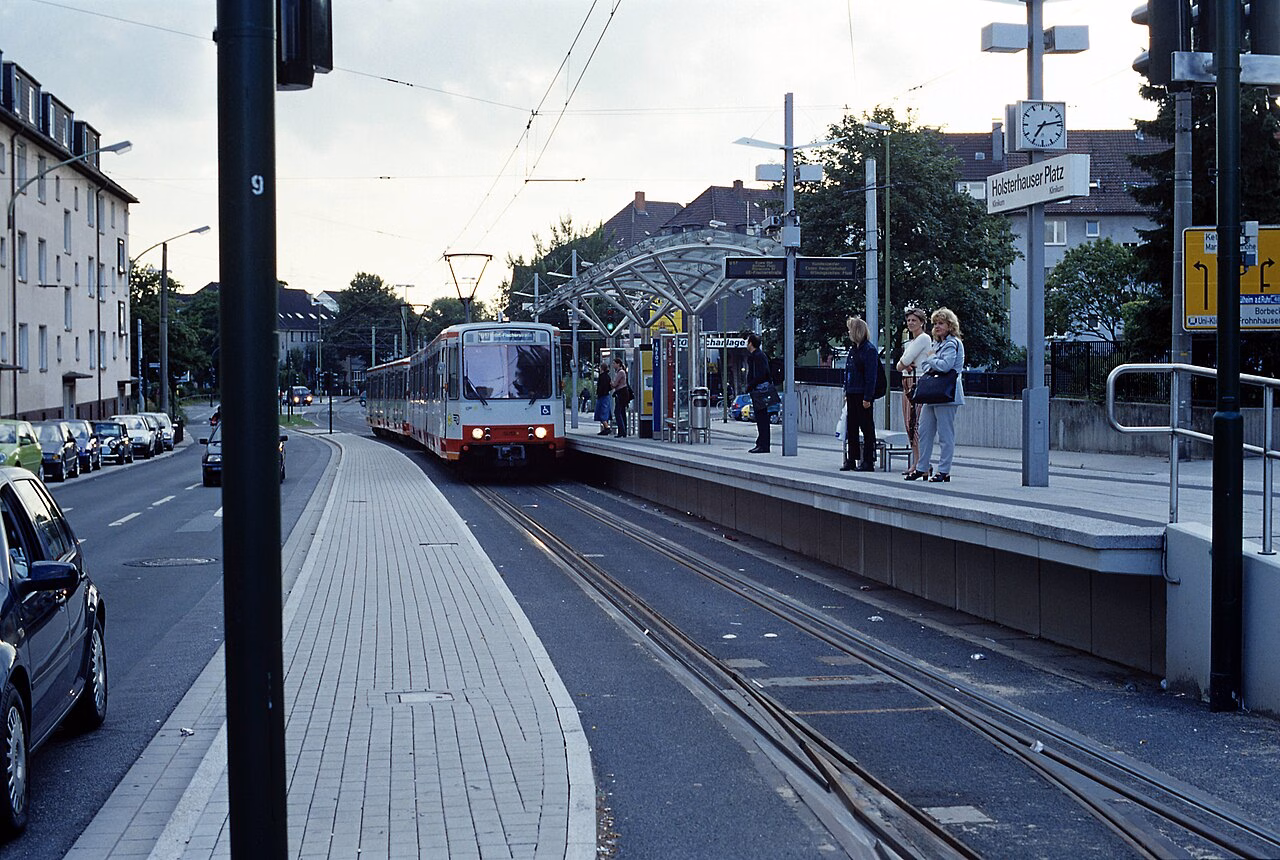 Stadtbahn der Linie U17 an der Haltestelle Holsterhauser Platz (2002)