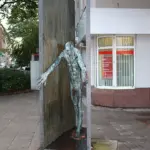 mann aus der enge hervortretend 150x150 jpg