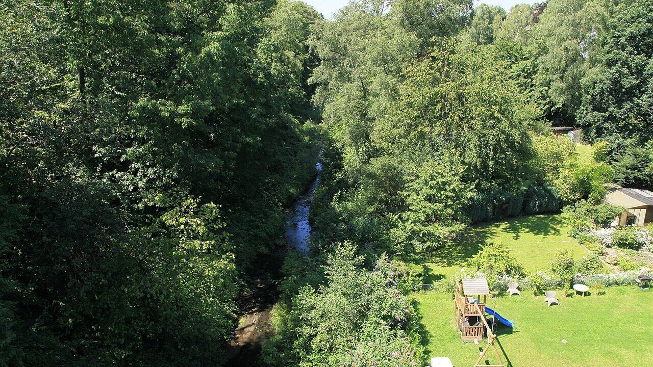 Ruhiger Grünzug am Mühlenbach in Essen