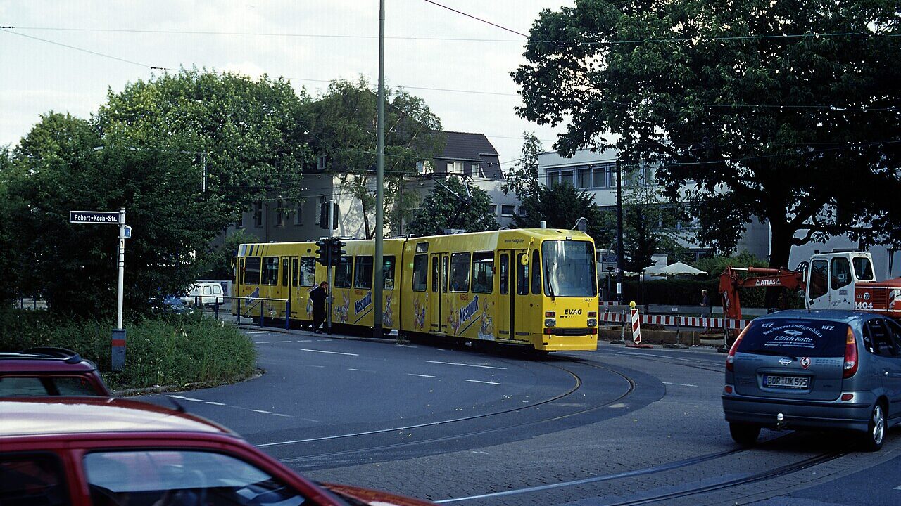 Straßenbahn an der Haltestelle Klinikum in der Robert-Koch-Straße in Essen