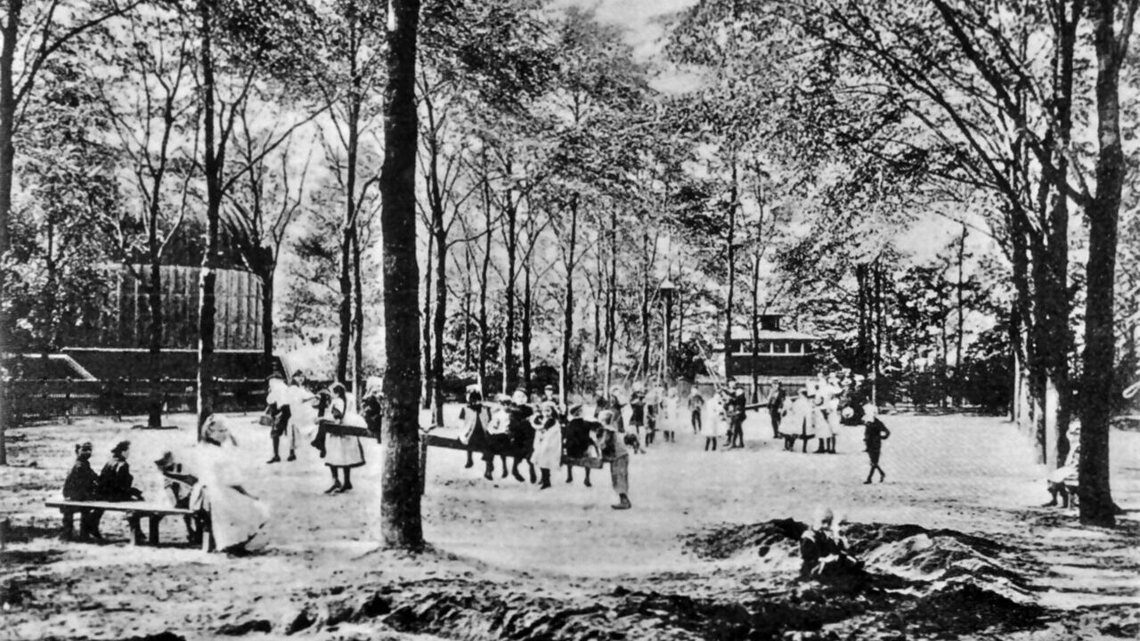 Spielplatz der Kruppschen Arbeiterkolonie Schederhof im Essener Westen um 1900