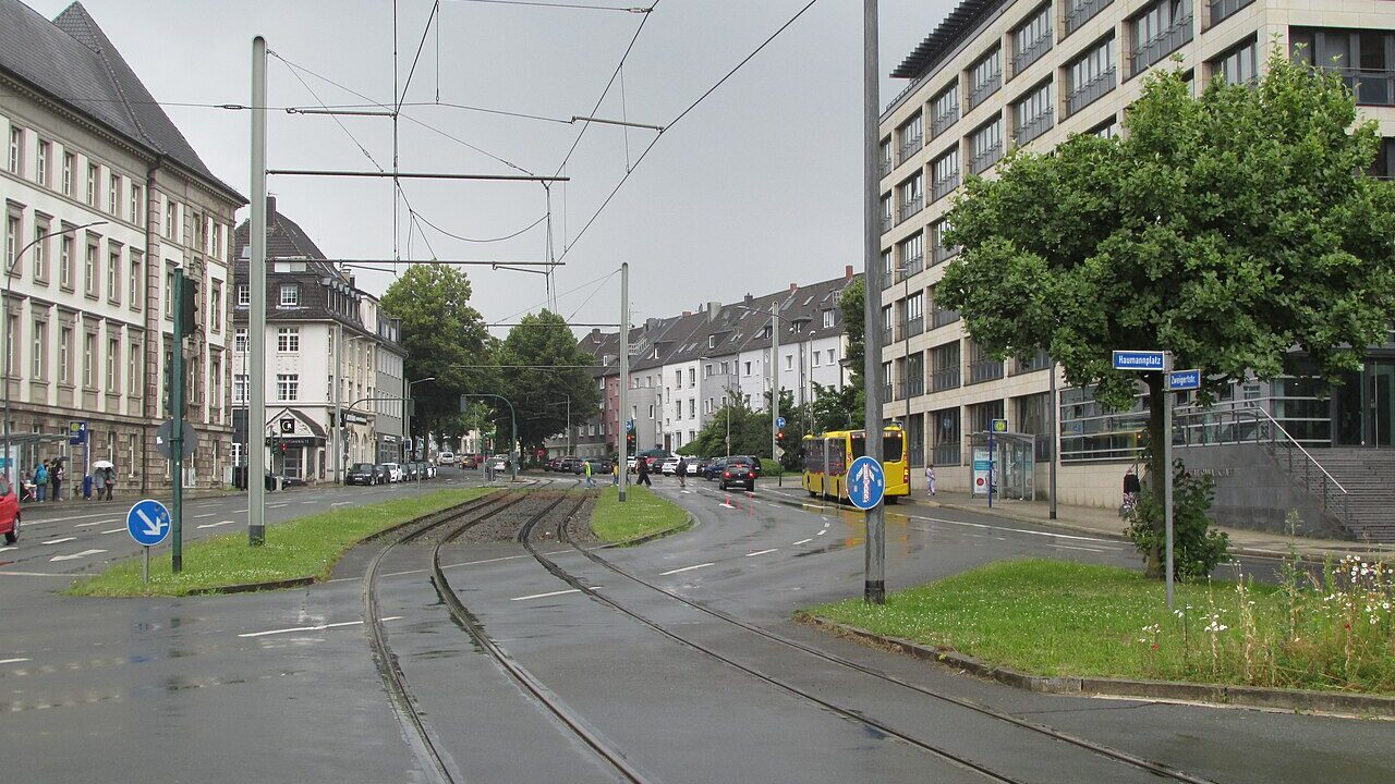Blick vom Haumannplatz in die Zweigertstraße und weiter in die Hufelandstraße in Essen